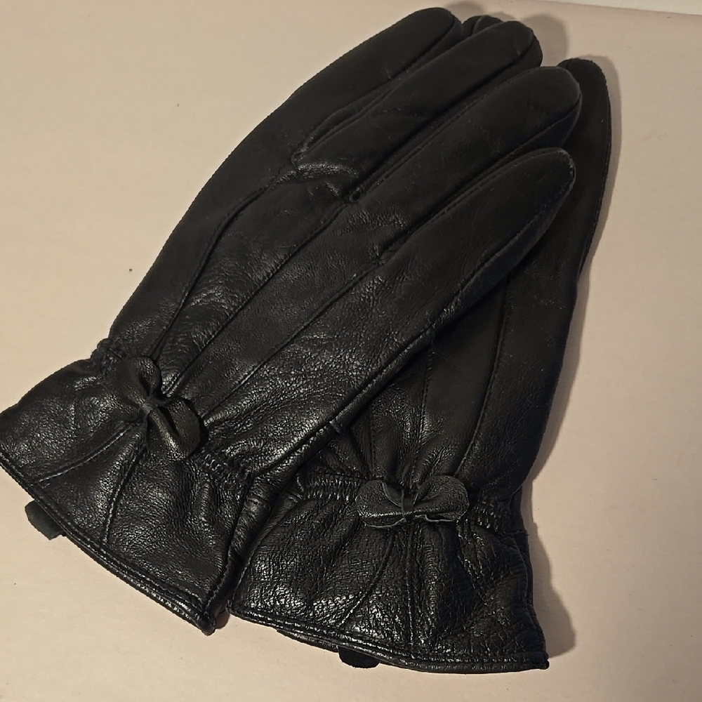 Classic Black Leather Driving Gloves With Bows